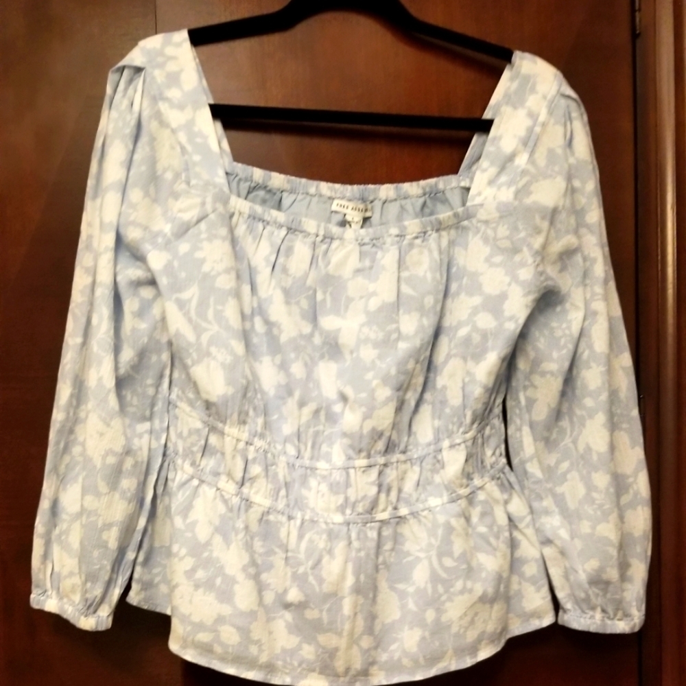 Cotton lined top w/ elastic neckline and waistband. Can be worn on/off shoulder